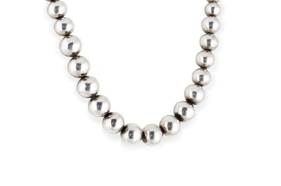 Lot 191 - AN ATTRACTIVE MODERN STERLING SILVER GRADUATED...