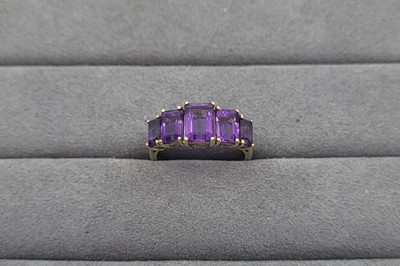 Lot 10 - A FIVE STONE AMETHYST SET RING, the graduated...