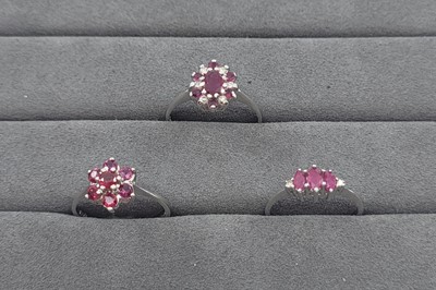 Lot 16 - THREE GEMSTONE SET RINGS, two set with...
