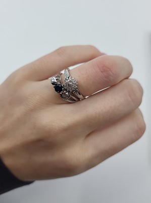 Lot 29 - A SAPPHIRE AND DIAMOND THREE STONE RING,...