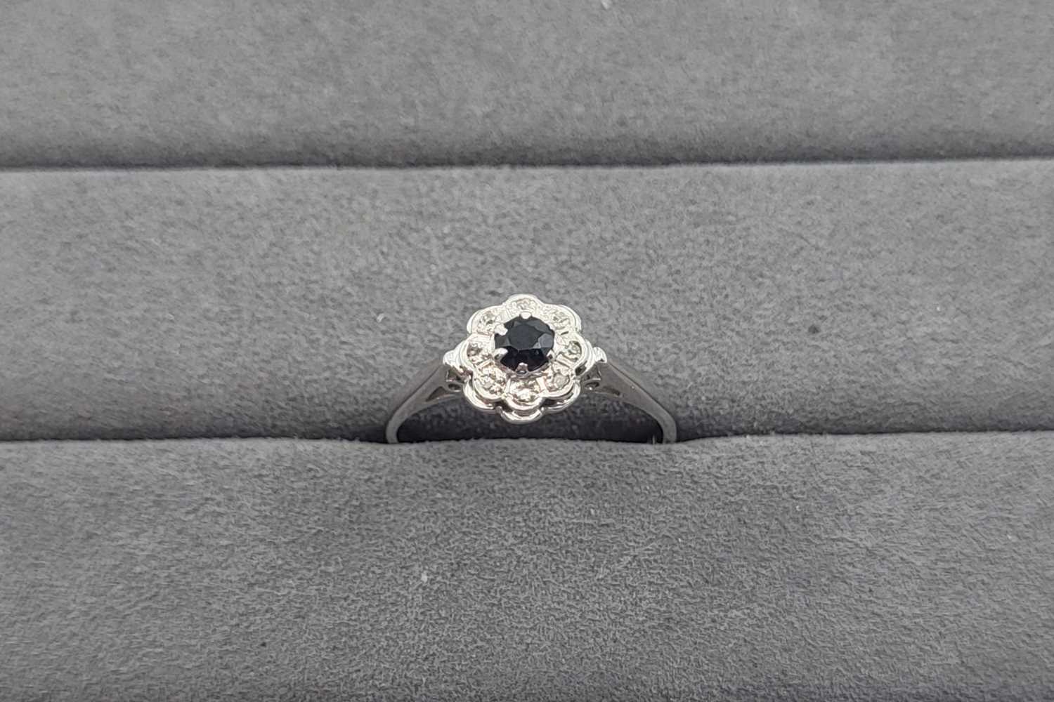 Lot 30 - A SAPPHIRE AND DIAMOND CLUSTER RING, the...