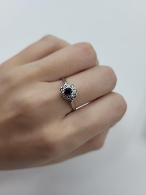 Lot 30 - A SAPPHIRE AND DIAMOND CLUSTER RING, the...