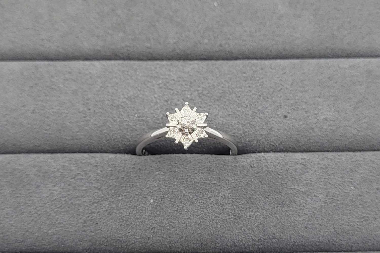 Lot 31 - A DIAMOND SET CLUSTER RING, the round and...