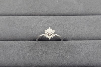 Lot 33 - A DIAMOND SET CLUSTER RING, the round and...