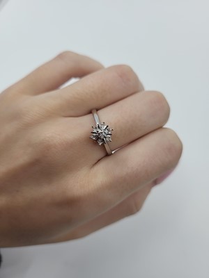 Lot 31 - A DIAMOND SET CLUSTER RING, the round and...