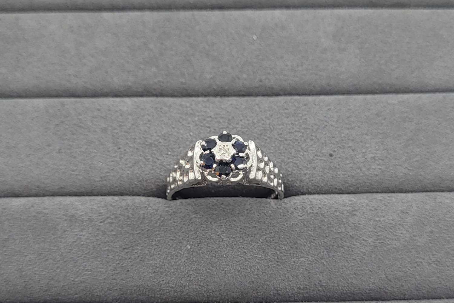 Lot 34 - A SAPPHIRE AND DIAMOND DAISY STYLE CLUSTER...