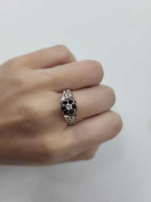 Lot 34 - A SAPPHIRE AND DIAMOND DAISY STYLE CLUSTER...