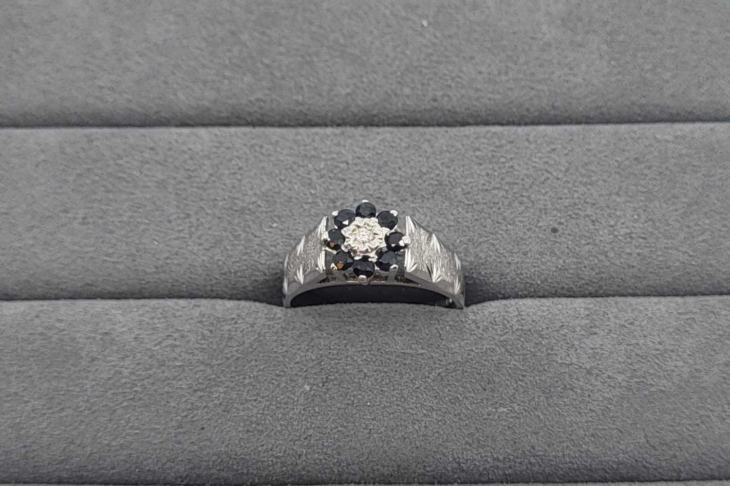 Lot 35 - A SAPPHIRE AND DIAMOND DAISY STYLE CLUSTER...