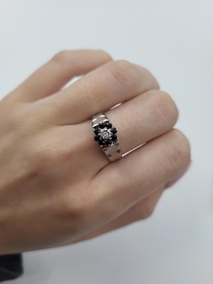 Lot 35 - A SAPPHIRE AND DIAMOND DAISY STYLE CLUSTER...