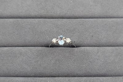 Lot 52 - AN AQUAMARINE AND DIMAOND SET THREE STONE RING,...