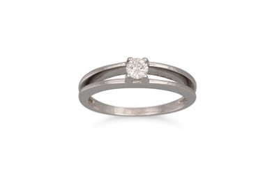 Lot 39 - A DIAMOND SOLITAIRE RING, the round brilliant...