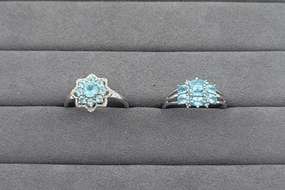 Lot 69 - AN APATITE CLUSTER RING, the oval apatite...