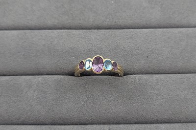 Lot 70 - A TOPAZ AND AMETHYST FIVE STONE RING, the...