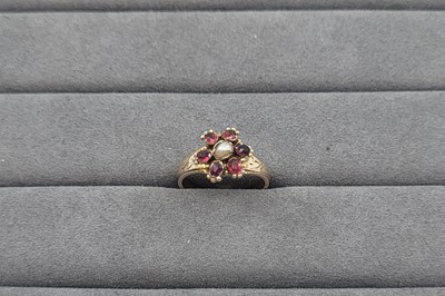 Lot 77 - AN ANTIQUE STONESET AND SEED PEARL SET CLUSTER...