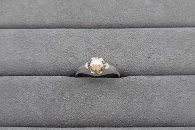 Lot 78 - AN ANTIQUE CULTURED PEARL SET RING, the pearl...
