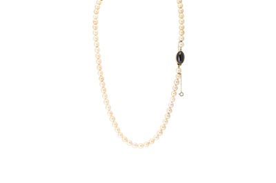 Lot 56 - A CULTURED PEARL NECKLACE, with oval garnet...