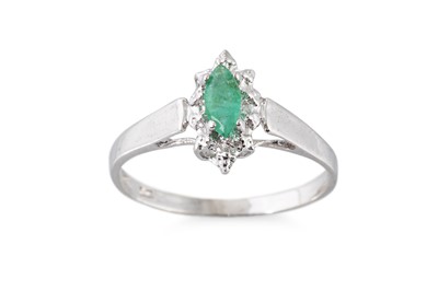 Lot 86 - AN EMERALD SET RING, the marquise cut emerald...