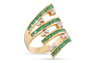 Lot 80 - AN EMERALD AND DIAMOND RING, the channel set...