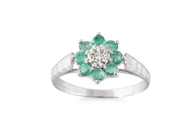Lot 93 - AN EMERALD AND DIAMOND DAISY CLUSTER RING, the...
