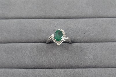 Lot 95 - AN EMERALD AND DIAMOND SET RING, of cross over...