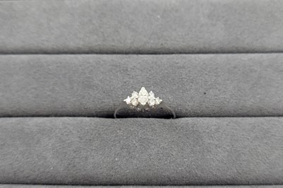 Lot 99 - A DIAMOND SET CLUSTER RING, the central...