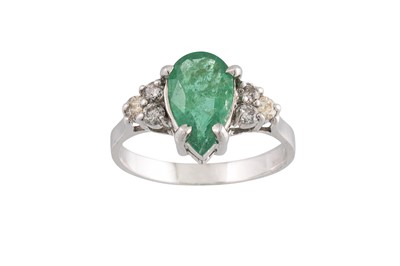 Lot 93 - AN EMERALD AND DIAMOND CLUSTER RING, the pear...