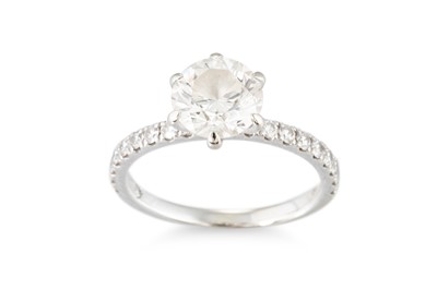 Lot 271 - A DIAMOND SOLITAIRE RING, the round brilliant...