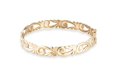 Lot 218 - A 9CT YELLOW GOLD HINGED BANGLE, of open...