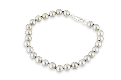 Lot 174 - A CULTURED PEARL BRACELET, grey with green...