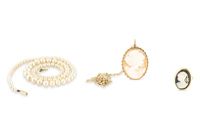 Lot 239 - A COLLECTION OF VINTAGE COSTUME JEWELLERY, to...