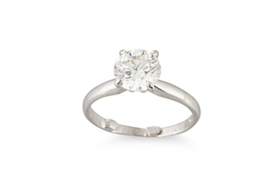Lot 246 - A DIAMOND SOLITAIRE RING, mounted in platinum....