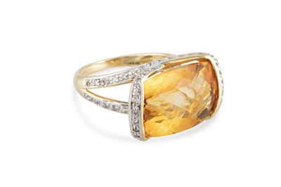 Lot 248 - A CITRINE AND DIAMOND SET COCKTAIL RING,...