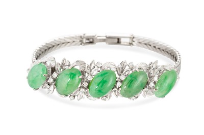 Lot 322 - A VINTAGE JADE AND DIAMOND BRACELET, the oval...