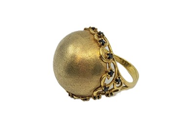 Lot 325 - AN UNUSUAL 18CT DOME RING, set with gemstones,...