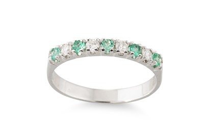 Lot 159 - A DIAMOND AND EMERALD HALF ETERNITY RING,...