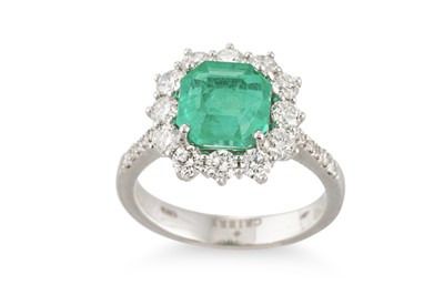 Lot 285 - AN EMERALD AND DIAMOND CLUSTER RING, the trap...