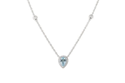 Lot 287 - AN AQUAMARINE AND DIAMOND CLUSTER PENDANT,...