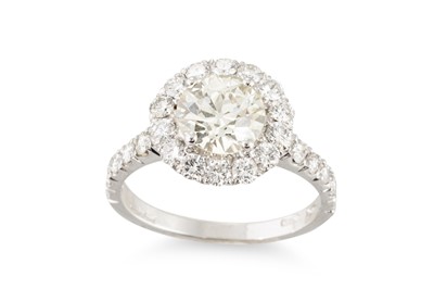 Lot 334 - A DIAMOND CLUSTER RING, the brilliant cut...
