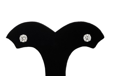 Lot 335 - A PAIR OF DIAMOND STUD EARRINGS, the brilliant...