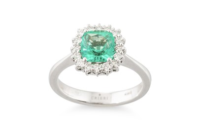 Lot 339 - AN EMERALD AND DIAMOND CLUSTER RING, the trap...