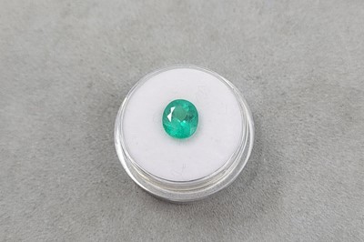 Lot 109 - A LOOSE OVAL EMERALD, the oval emerald with...