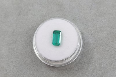Lot 114 - A LOOSE RECTANGULAR EMERALD, the elongated...
