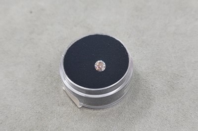 Lot 117 - A LOOSE ROUND BRILLIANT CUT DIAMOND, the round...