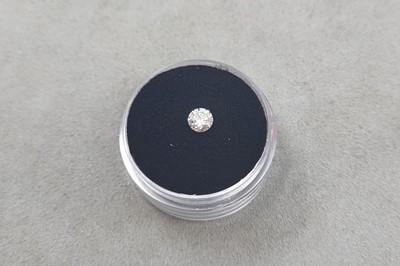 Lot 122 - A LOOSE ROUND BRILLIANT CUT DIAMOND, the round...