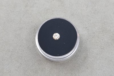 Lot 123 - A LOOSE ROUND BRILLIANT CUT DIAMOND, the round...