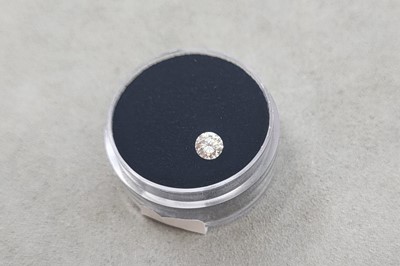 Lot 124 - A LOOSE ROUND CUT DIAMOND, the round cut...