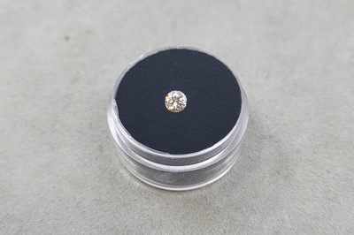 Lot 126 - A LOOSE ROUND BRILLIANT CUT DIAMOND, the round...