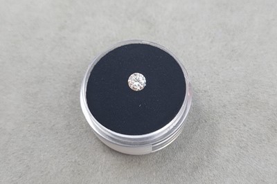 Lot 128 - A LOOSE ROUND BRILLIANT CUT DIAMOND, the round...