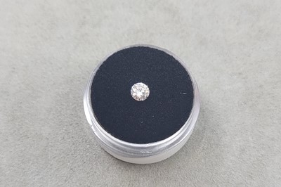 Lot 129 - A LOOSE ROUND BRILLIANT CUT DIAMOND, the round...