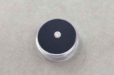 Lot 130 - A LOOSE ROUND BRILLIANT CUT DIAMOND, the round...